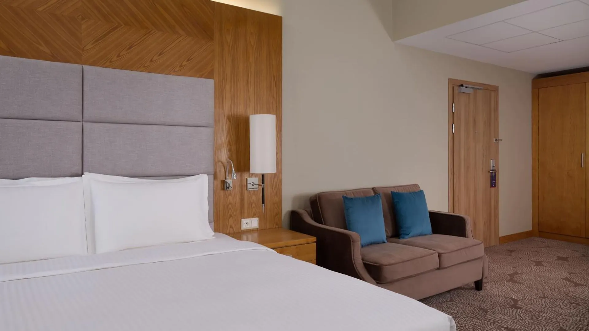 Doubletree By Hilton Almaty Ξενοδοχείο