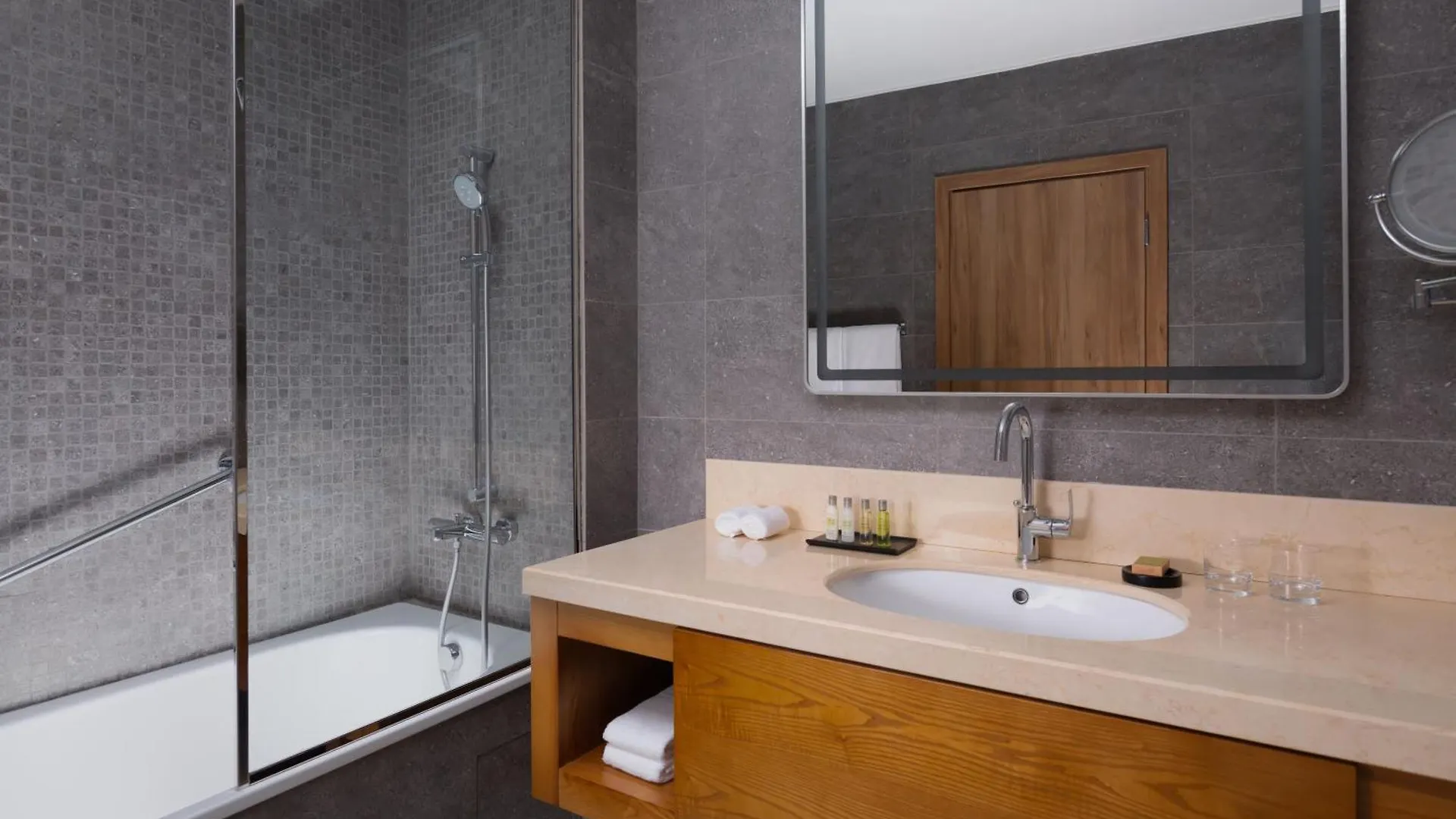 Doubletree By Hilton Almaty Ξενοδοχείο